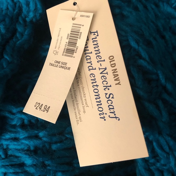 Cable knit infinity scarf - Picture 3 of 3